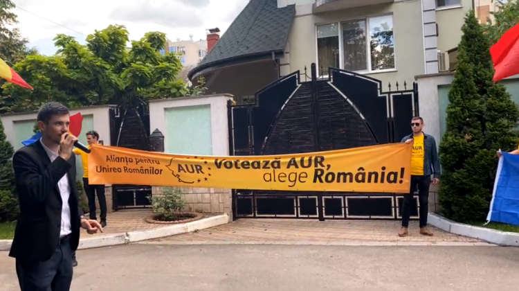 (VIDEO) AUR „atacă” casa liderului PSRM! „Dodon la pușcărie”, scandează mulțimea