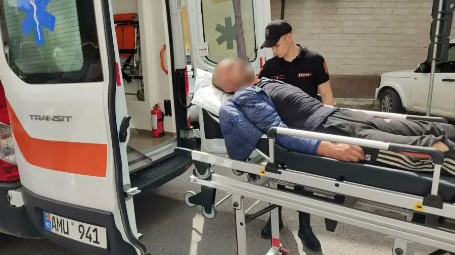 FOTO Plin de sânge și întins pe jos. Un bărbat din Capitală, depistat de carabinieri