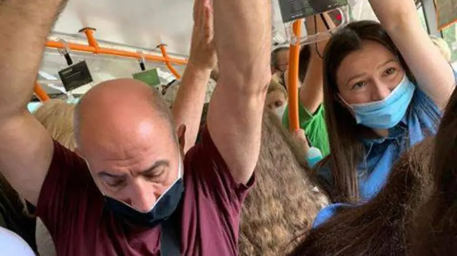 „Vă rugăm să nu experimentăm cu oamenii”! Ce spune edilul Capitalei despre zăpușeala din transportul public