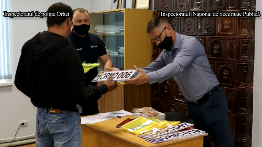 VIDEO Au primit plăcuţele de înmatriculare. Căruțașii din comuna Morozeni, raionul Orhei, cu acte în regulă