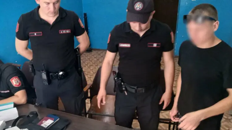 FOTO Au devenit agitați la apariția oamenilor legii. Doi tineri, prinși cu substanțe interzise în sectorul Buiucani