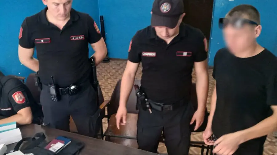 FOTO Au devenit agitați la apariția oamenilor legii. Doi tineri, prinși cu substanțe interzise în sectorul Buiucani