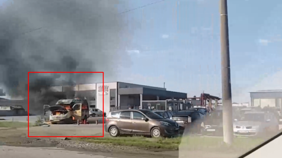 VIDEO Incendiu matinal în Capitală. Microbuz, distrus în totalitate