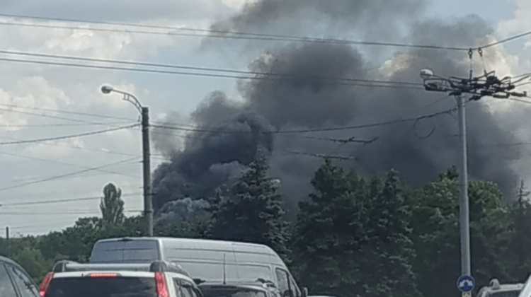 (FOTO) Un nor de fum negru a acoperit sectorul Ciocana! Arde un depozit