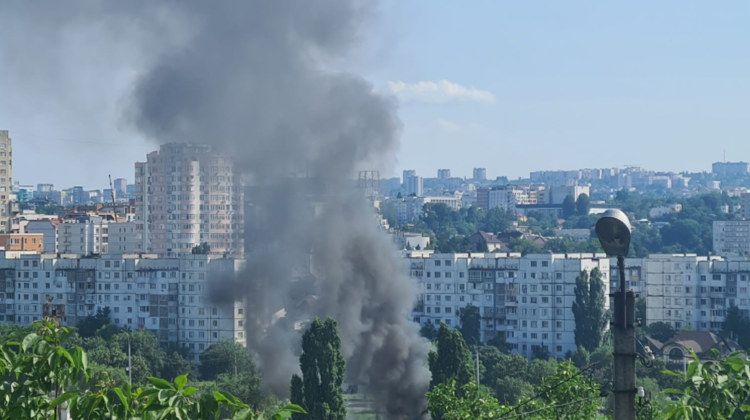 VIDEO Incendiu PUTERNIC pe strada Albișoara. DEPOZIT, cuprins de flăcări