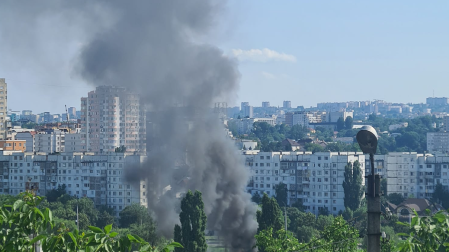 VIDEO Incendiu PUTERNIC pe strada Albișoara. DEPOZIT, cuprins de flăcări