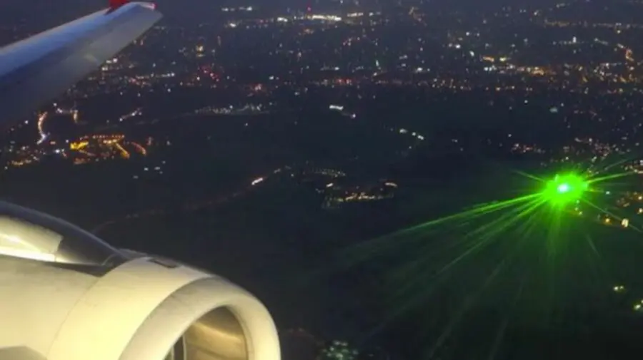 Distracție periculoasă la modă. Dispozitivele laser, un risc pentru avioanele în zbor