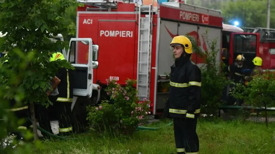 FOTO Intervenția pompierilor la Soroca. Au luptat cu flăcările care au cuprins un apartament