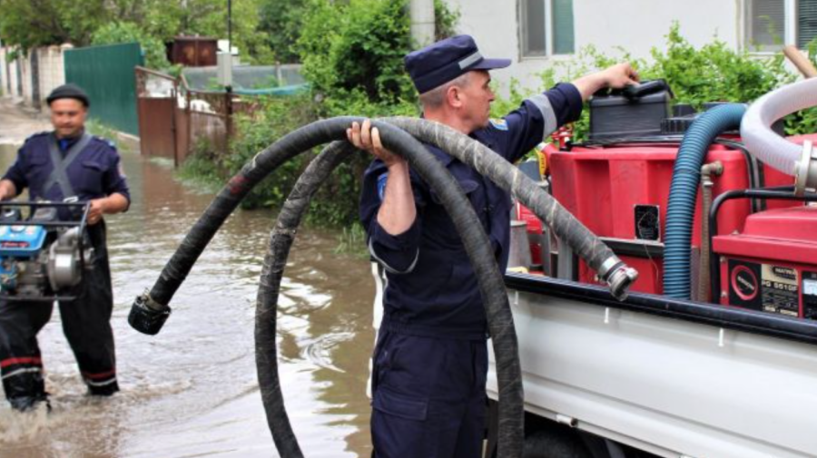 Zeci de hectare de pământ, afectate de ploi. În ce localități din țară a fost nevoie de intervenția angajaților IGSU