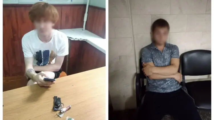 FOTO Cu substanțe interzise în buzunare. Doi tineri din Capitală, conduși la inspectorat