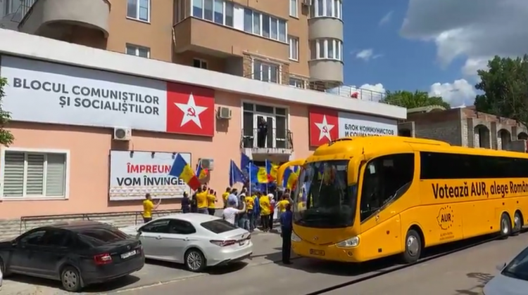 (VIDEO) AUR a protestat la sediul PSRM. Manifestanții au scandat „Trădătorii”, „Jos Dodon” și „Jos kuliokarii”.