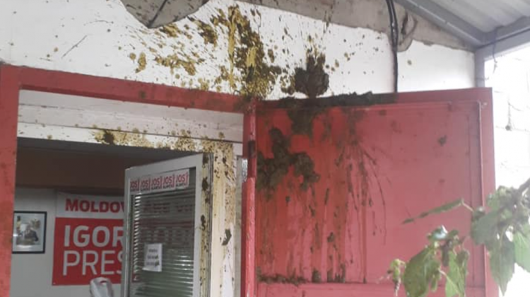 (FOTO) Sediul PSRM de la Căușeni „s-a umplut de rahat”! Pe cine acuză socialiștii