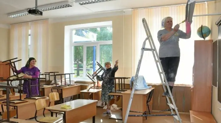 VIDEO Lucrările de reparație în școlile și grădinițele din oraș, în toi. Cât a alocat, în acest an, municipalitatea