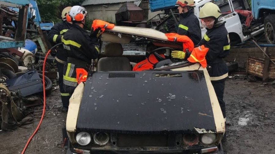 FOTO, VIDEO Instruiri pentru salvatori. Au fost ghidați cum să recupereze victimele în urma accidentelor