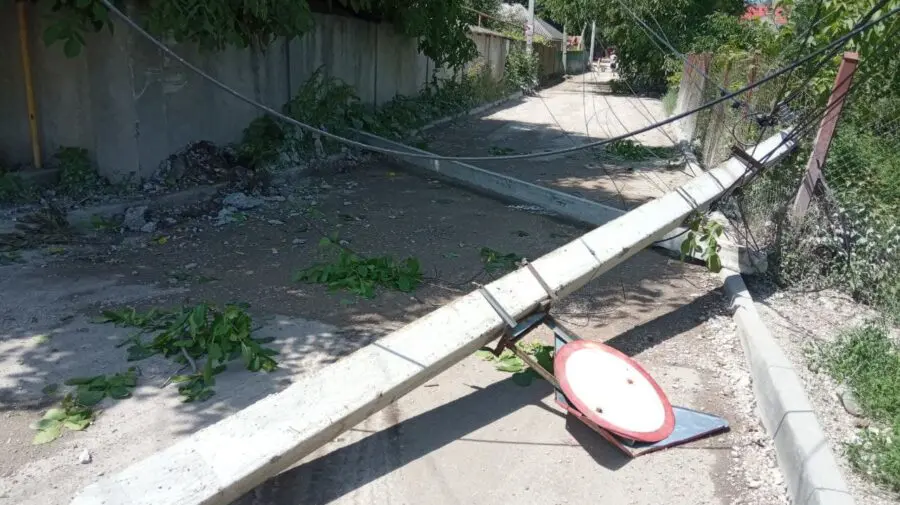 FOTO A doborât doi stâlpi de electricitate și a fugit de la fața locului. Șoferul, identificat la scurt timp