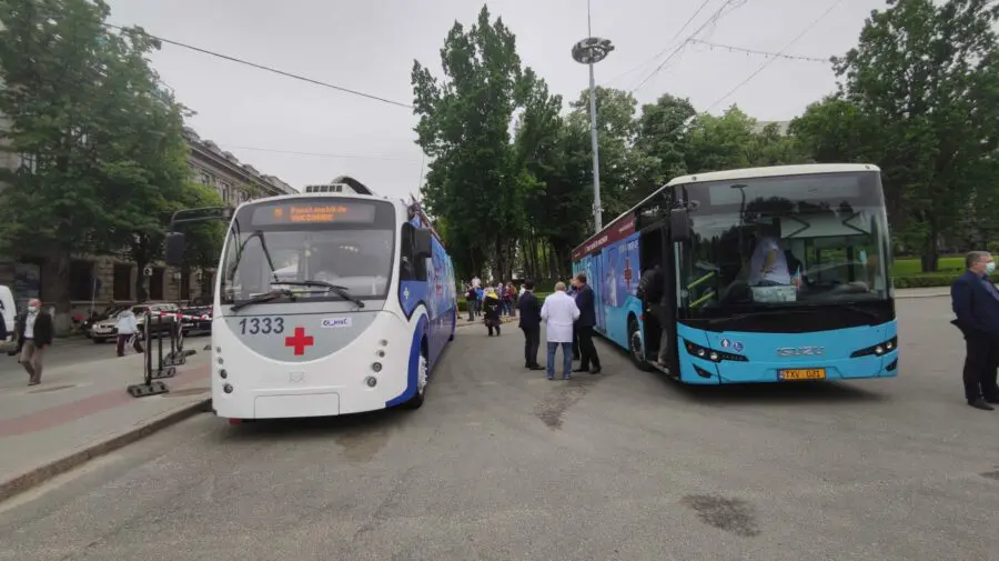 Adresele unde se vor afla astăzi punctele mobile de vaccinare: Un troleibuz la Buiucani și un autobuz la Ciorescu