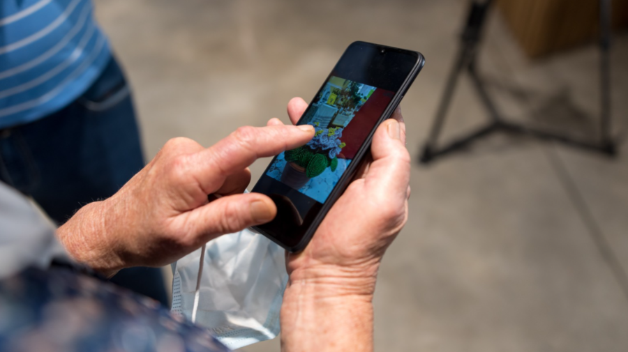 Vârstnicii și abilitarea digitală. Vor primi telefoane și vor învăța să le utilizeze