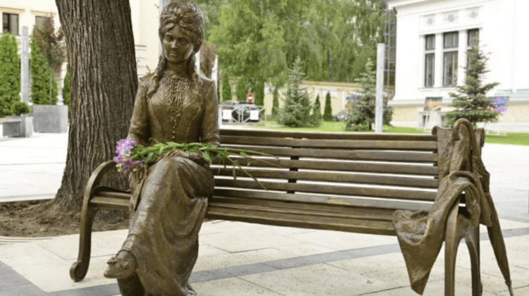 Ministerul Culturii contestă sculptura „Veronica Micle” din scuarul M. Eminescu: A fost făcută cu încălcarea normelor