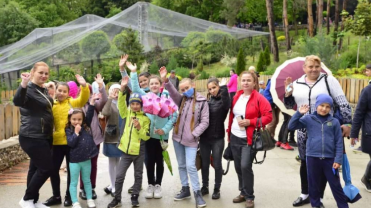 (FOTO) O zi la ZOO. Cum s-au distrat copiii din centrele de plasament de Ziua Internațională a Copiilor