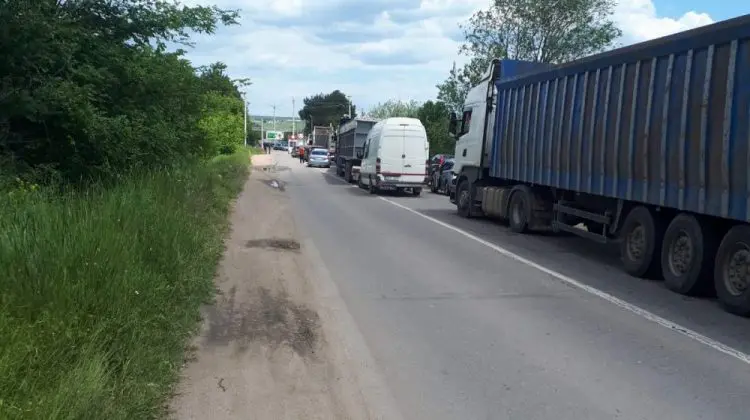 Zona de Securitate: Rând la ieșirea unui sat, din cauza postului transnistrean. În mașini erau copii și bătrâni