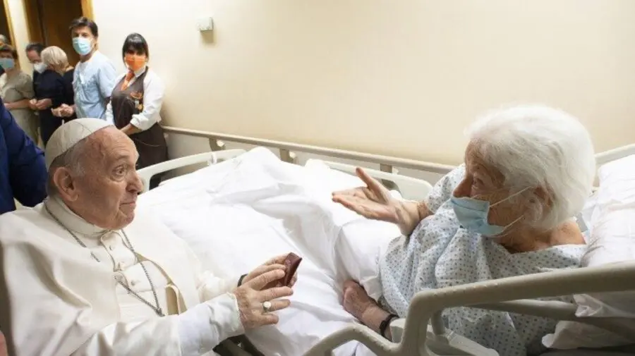 VIDEO Papa Francisc a fost externat după operaţia suferită la colon