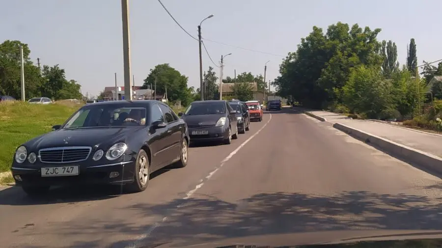 FOTO, VIDEO Mașini după mașini! Circulație neobișnuită pentru localitățile din stânga Nistrului de alegeri