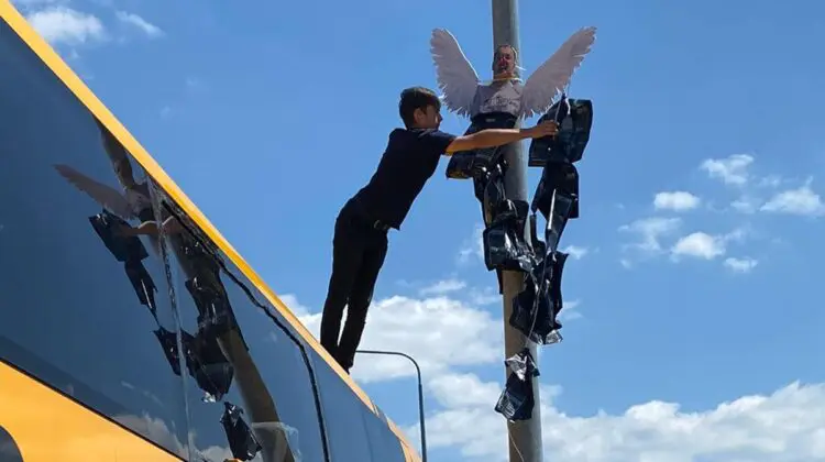 FOTO Circ ieftin așa cum poate organiza doar AUR! „I-au pus lui Dodon aripi” și l-au urcat pe un felinar la Aeroport