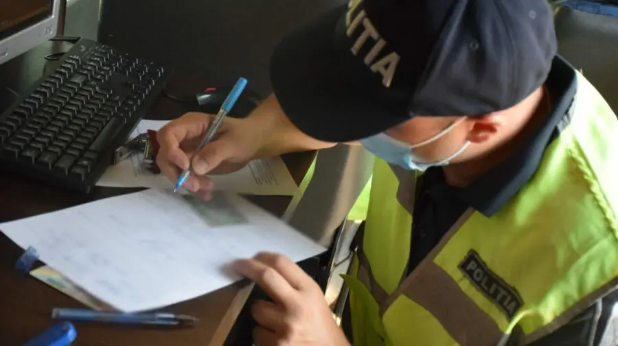VIDEO Patrulă a MAI „vânează” șoferi dintre „tufari” în Capitală! Polițist: Ne bate soarele în cap
