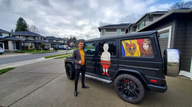 FOTO El este moldoveanul din SUA care a mers la votare cu un Mercedes decorat cu caricaturi