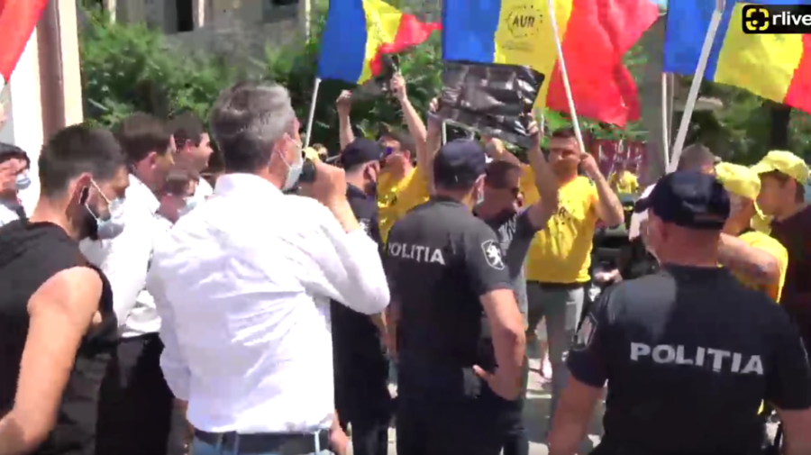 PSRM: Au deteriorat automobile! „Vom depune plângere la poliție. Colegii au fost călcați în picioare”, spune AUR