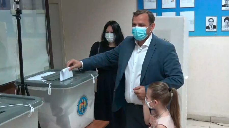 Andrei Năstase: Mergeți la biserică, aprindeți o lumânare și rugați-vă pentru Moldova înainte de a vă prezenta la vot