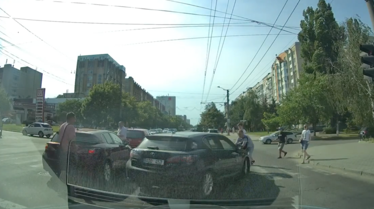 VIDEO Nu mai suntem în siguranță nici pe trecerea de pietoni. Individul care a trecut peste 2 pietoni, găsit e Poliție