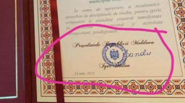 Diplomă de la președinție cu numele lui Dodon, iar semnătura Maiei Sandu: Este o greșeală umană a personalului tehnic