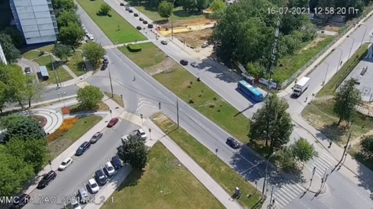VIDEO Moment înfiorător! O șoferiță „a șters” de pe trecere de pietoni trei copii de 9 luni, 4 și 5 ani