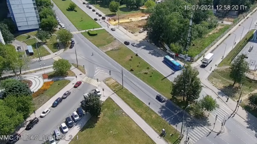 VIDEO Moment înfiorător! O șoferiță „a șters” de pe trecere de pietoni trei copii de 9 luni, 4 și 5 ani