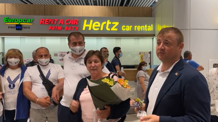 VIDEO Cavcaliuc a revenit la Chișinău după miezul nopții. „Cu ajutorul lui Dumnezeu”, zice el. Cum a fost întâlnit