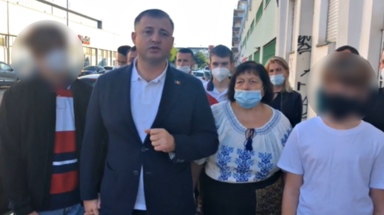 VIDEO Cavcaliuc a votat din Italia cu mama! „Le doresc un viitor mai bun”, a spus el, trăgându-și copiii de mână