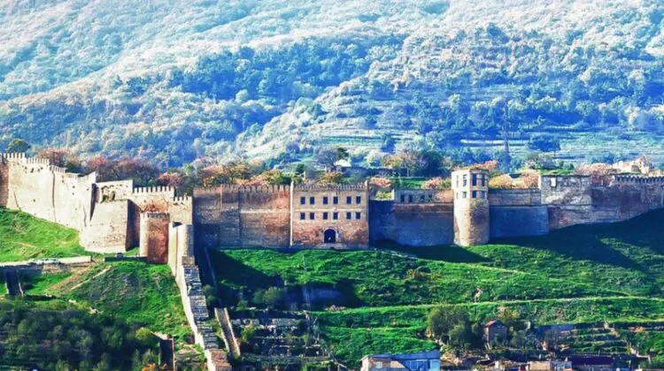 De coșmar! Prizonieră în Caucaz! Istoria reală a unei fete de 18 ani, bătută de rude, ca să se mărite. Ce-i cu ea acum?