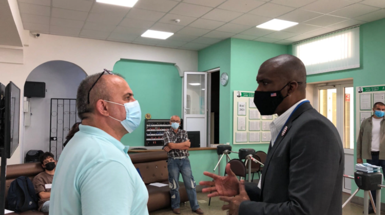 FOTO Ambasadorul SUA în Republica Moldova, „inspector” la alegerile parlamentare anticipate
