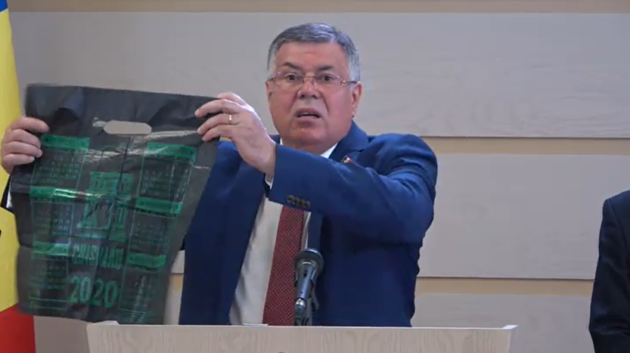 VIDEO Candidații PUN, cu noi acuzații la o conferință de presă. Au scos „simbolul corupției” al Republicii Moldova