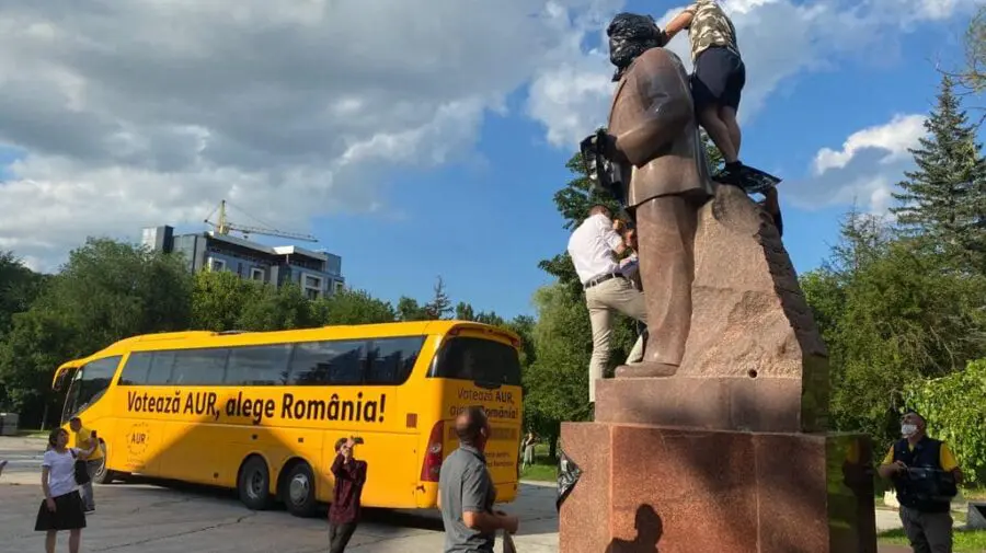FOTO Monumentul lui Lenin din Chișinău, îmbrăcat în „kulioace” cu calendar. Cine sunt „designerii”