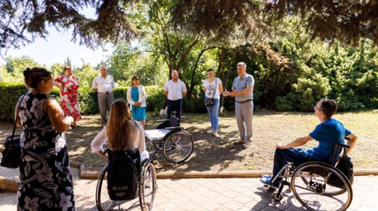 FOTO În „pielea” unei persoane cu dizabilități. Reprezentanții APL-urilor au testat drumul spre o secție de votare