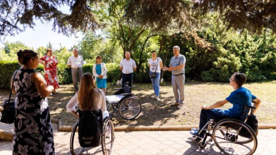 FOTO În „pielea” unei persoane cu dizabilități. Reprezentanții APL-urilor au testat drumul spre o secție de votare