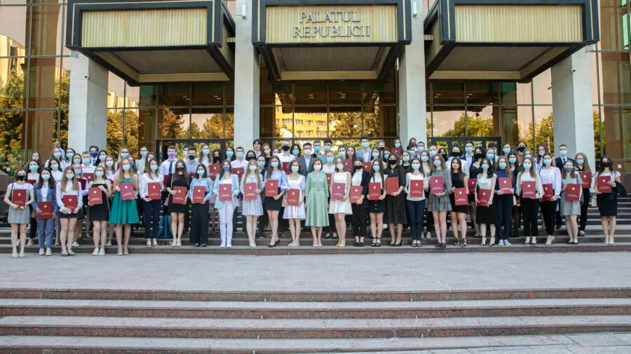 Perseverența, răsplătită. Peste 100 de absolvenți au ridicat din mâna Maiei Sandu Diploma de onoare a președintelui