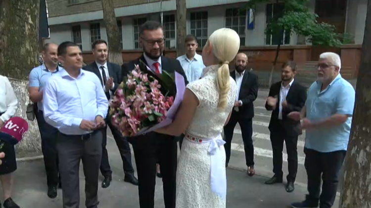 VIDEO Ca la examen. Tauber, printre alegătorii matinali! I s-au dat flori după votare: „Stați să vă pup”