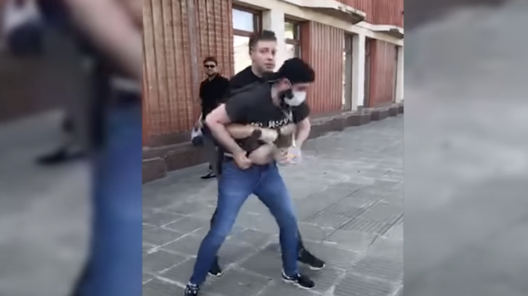 VIDEO Jurnaliști din nordul țării, agresați de către oamenii lui Dodon în tricouri cu drapelul Federației Ruse
