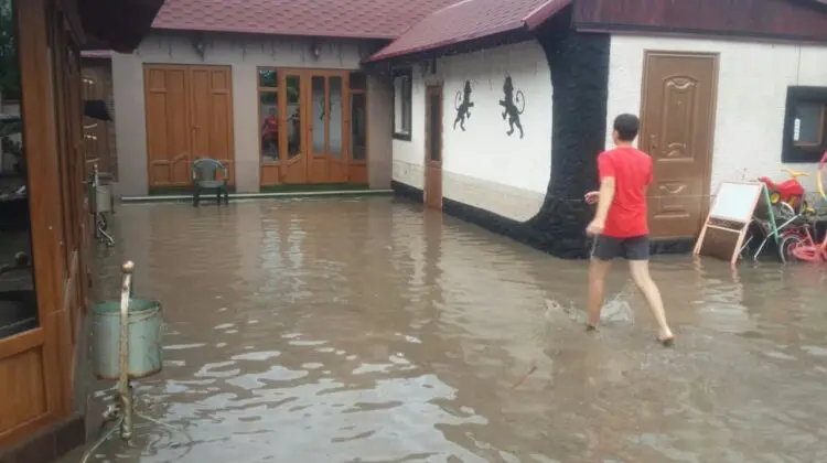 FOTO, VIDEO Salvatorii la datorie: În urma ploilor puternice, pompierii au pompat apa din 33 de gospodării din țară