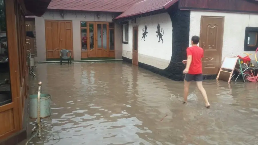 FOTO, VIDEO Salvatorii la datorie: În urma ploilor puternice, pompierii au pompat apa din 33 de gospodării din țară