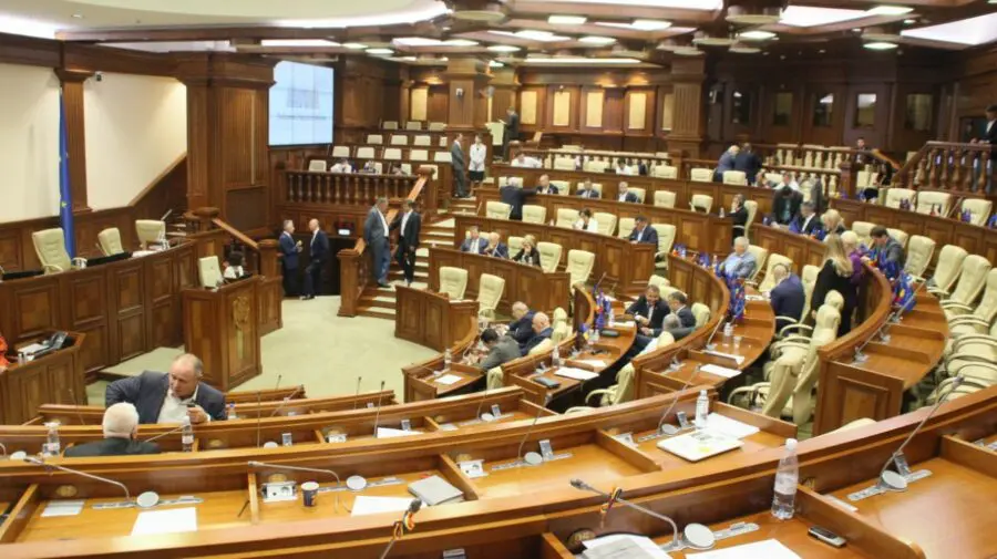 Din „culisele” Constituției. Când urmează să se întrunească în ședință noul Parlament și cine îl convoacă