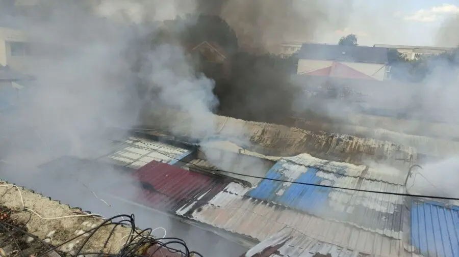 FOTO Piața din orașul Rezina, cuprinsă de flăcări. Mai multe gherete au fost deteriorate